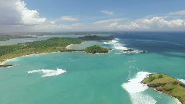 Vista aérea de la laguna de Tanjung Aan y la costa sur de Lombok, Indonesia — Vídeos de Stock