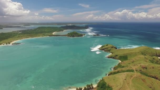 Luchtfoto van Tanjung Aan strandlagune en zuidkust Lombok, Indonesië — Stockvideo