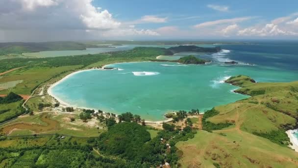 Widok z lotu ptaka na lagunę Tanjung Aan i południowy brzeg Lombok, Indonezja — Wideo stockowe