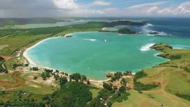 Vista aérea de la laguna de Tanjung Aan y la costa sur de Lombok, Indonesia — Vídeos de Stock