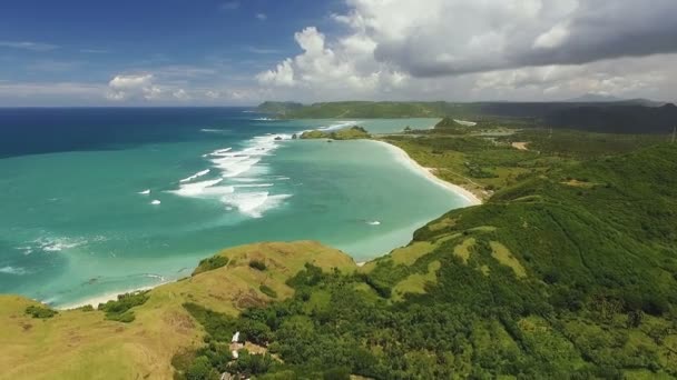 Flygfoto över Kuta Mandalika stranden i Lombok, Indonesien — Stockvideo