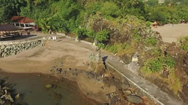 Lombok, Endonezya tapınakta Pura Batu Bolong doğru yürürken kızın havadan görünümü — Stok video