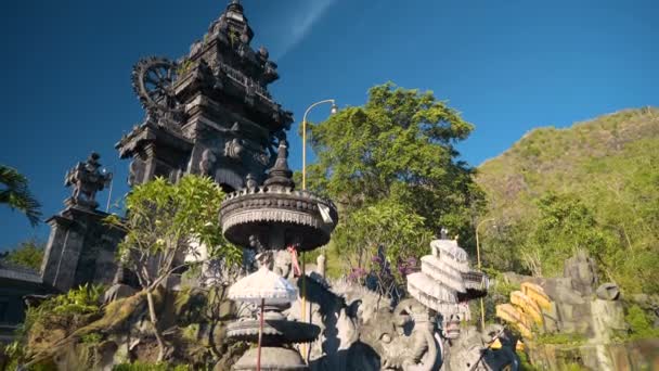 プラ Melanting バリの寺院の入口、下に傾ける — ストック動画