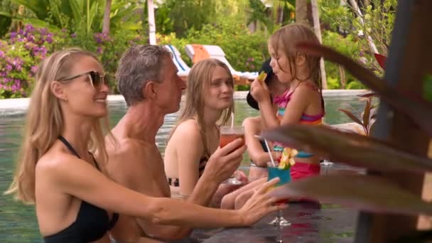 Gli ospiti si rilassano al bar della piscina — Video Stock