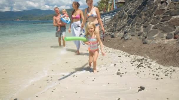 在海滩上散步的家人 — 图库视频影像