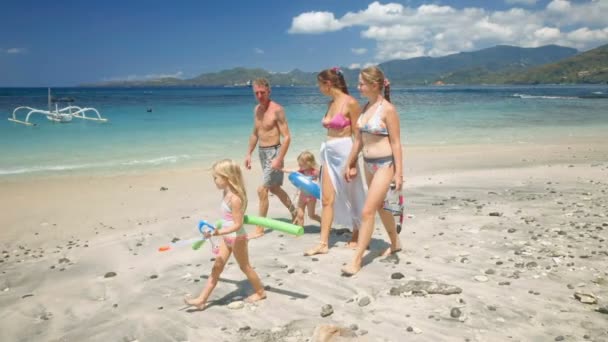 Family walking on beach — Stock Video