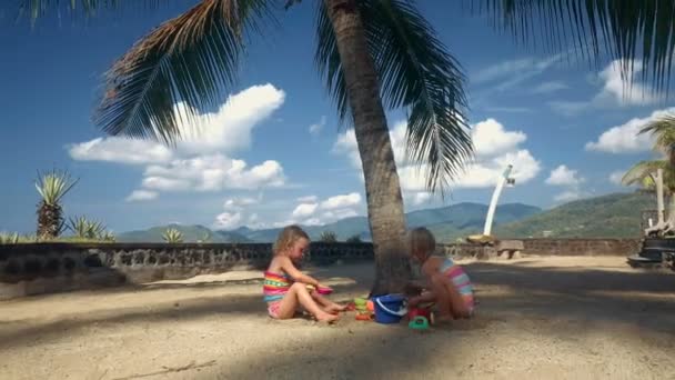 Δύο κοριτσάκια που παίζει με την άμμο και το νερό — Αρχείο Βίντεο