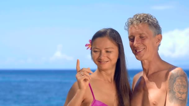 Erwachsenes Paar blickt auf den Strand — Stockvideo