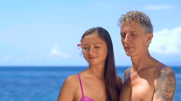 Couple adulte regardant la plage — Video