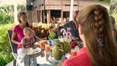 Terasta kahvaltı aile