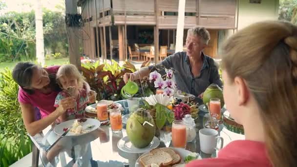 Familia desayunando en terraza al aire libre — Vídeos de Stock