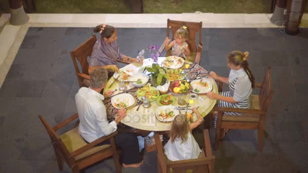 Família jantando juntos — Vídeo de Stock