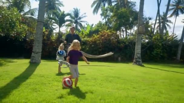 Padre juega al fútbol con dos hijas — Vídeo de stock