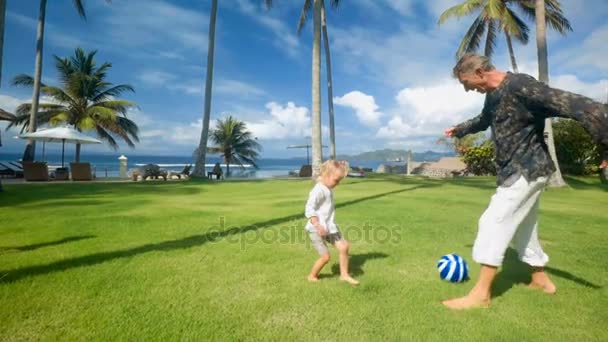 Pai joga futebol com duas filhas pequenas — Vídeo de Stock