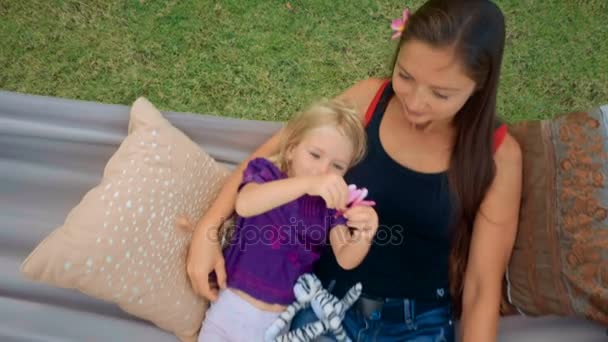 Mother with daughter relax in hammock — Stock Video