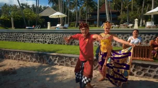 Menina adolescente aprendendo dança balinesa vestida com traje com maquiagem — Vídeo de Stock