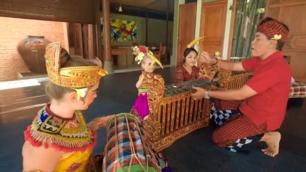 Gamelan hudba lekce pro malé dívky oblečené v tradičních krojích — Stock video