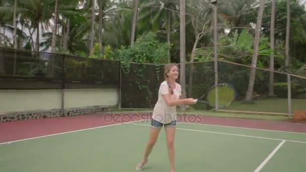 Tiener meisje leren tennissen — Stockvideo