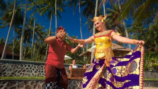 Menina adolescente aprendendo dança balinesa vestida com traje com maquiagem — Vídeo de Stock