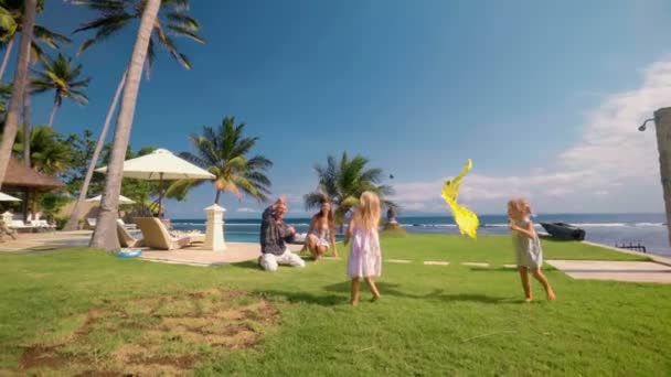 Familia feliz volando cometa al aire libre — Vídeos de Stock