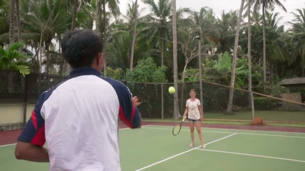 Tenis entrenador enseñanza adolescente chica a jugar — Vídeos de Stock