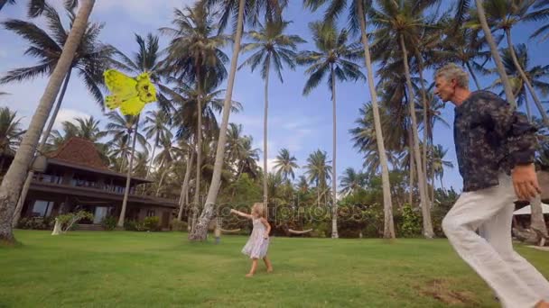 Padre muestra hija cómo volar cometa — Vídeo de stock