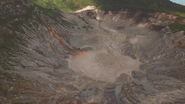 Antenne des Perahu-Kraters in Tangkuban — Stockvideo