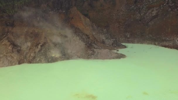 Vista aérea del cráter blanco Kawah Putih — Vídeo de stock