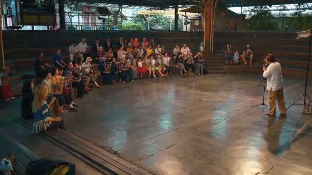Зрители, играющие под углом на концерте в Бандунге — стоковое видео