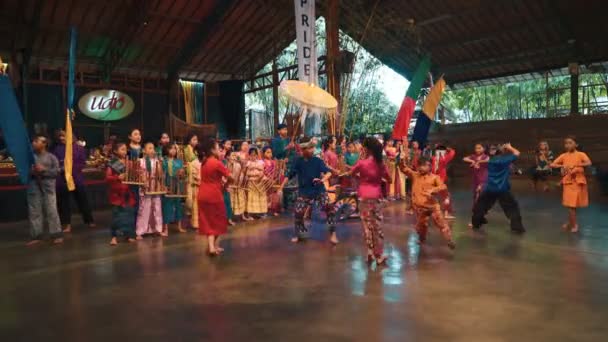 Espectáculo de conciertos en Saung Angklung Mang Udjo — Vídeo de stock