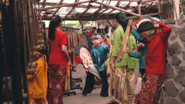 Crianças se preparando para Angklung Show, Bandung — Vídeo de Stock