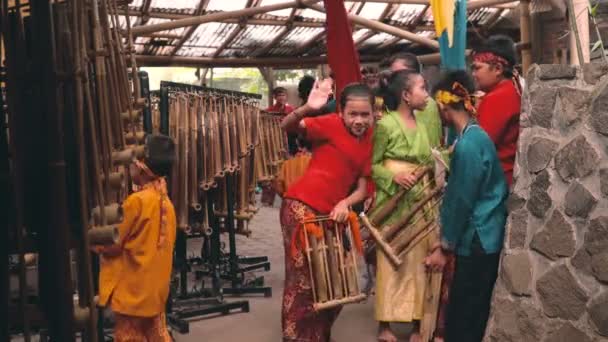 Діти позують під час підготовки Angklung шоу — стокове відео