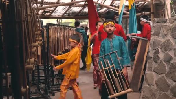 Děti připravují na Angklung Show, Bandung — Stock video