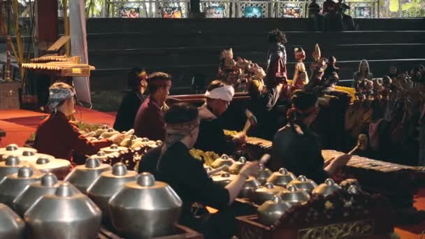 Hombres jugando gamelan durante Angklung Show, Bandung — Vídeo de stock