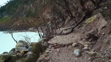 Beyaz krater Gölü sahilinde yol ileri