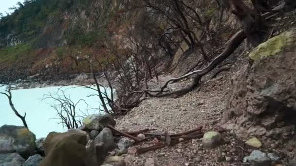 Camino hacia adelante en la orilla del lago del cráter blanco — Vídeo de stock