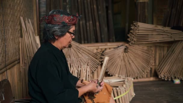 Homme accordant angklung en coupant — Video