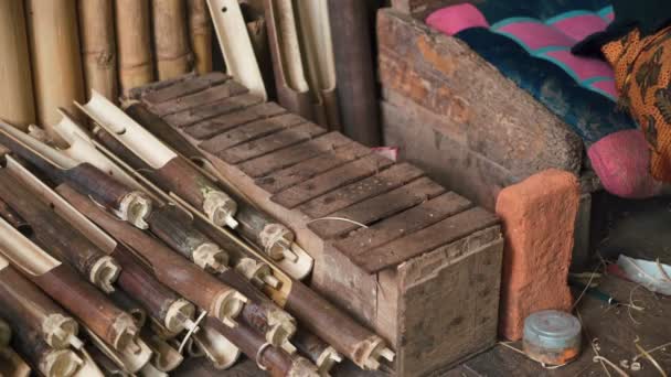 Hombre sintonizando angklung con xilófono — Vídeo de stock