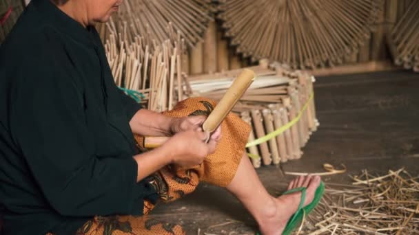 Hombre tuning angklung por corte — Vídeo de stock