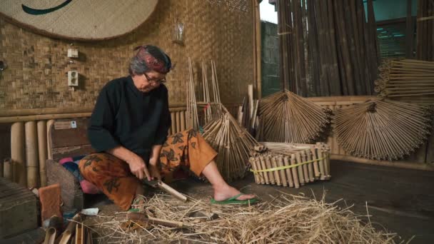 Man tuning angklung by cutting — Stock Video