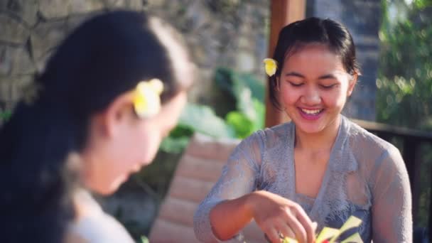 Dos mujeres charlando mientras hacen ofrendas — Vídeos de Stock