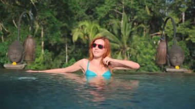 Sonsuzluk havuzu kenarında rahatlatıcı kadın