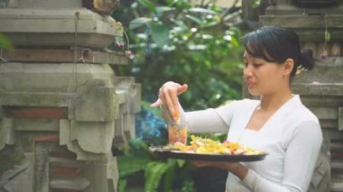 Bali dili bir ritüel performans genç kadın
