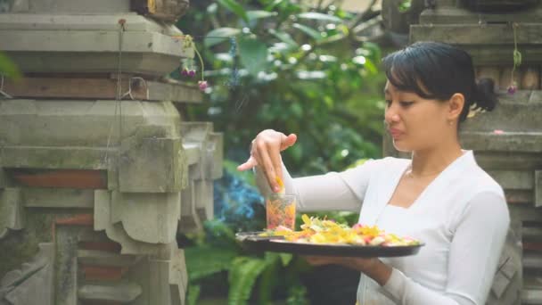 Bali dili bir ritüel performans genç kadın — Stok video