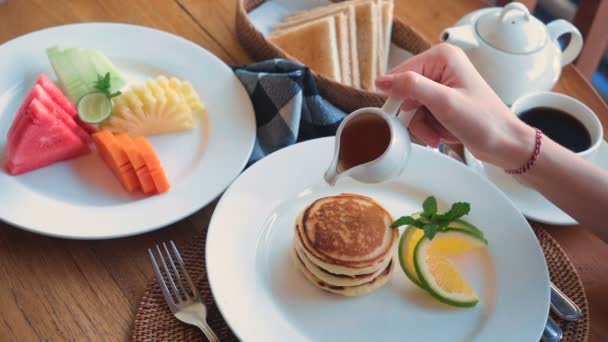 Hälla honung på pannkakor till frukost — Stockvideo