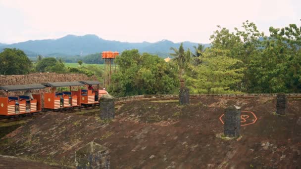 Zug auf der Spitze des Fort van der Wijck — Stockvideo