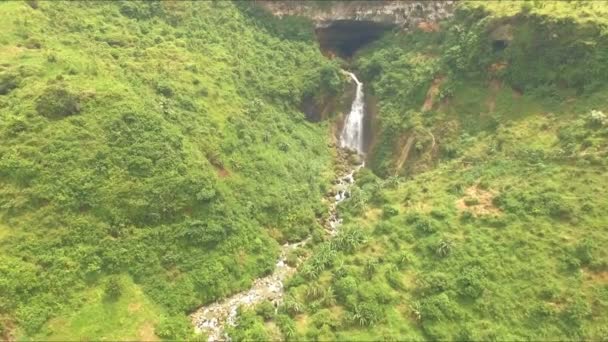 Vista aérea da cachoeira perto de Kebumen — Vídeo de Stock