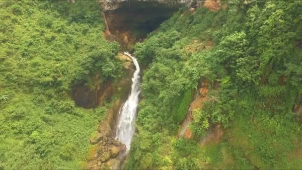 Letecký pohled na vodopádu poblíž Kebumen — Stock video