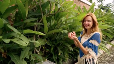 Zeytin destekli sunbird elinden serbest kadın