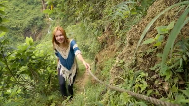 Жінка висхідний пагорб на крутому шляху — стокове відео